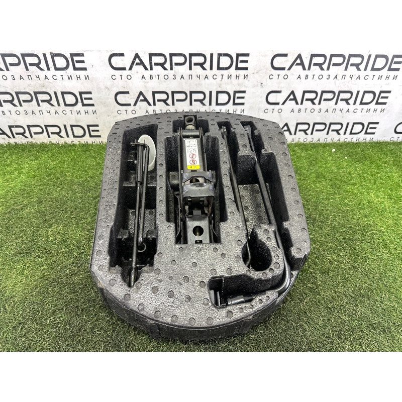 Комплект инструмента (аксессуары) Jeep Grand Cherokee WK2 2018 3.6 68332817AB