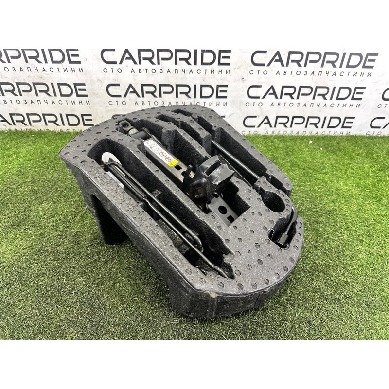 Комплект инструмента (аксессуары) Jeep Grand Cherokee WK2 2018 3.6 68332817AB