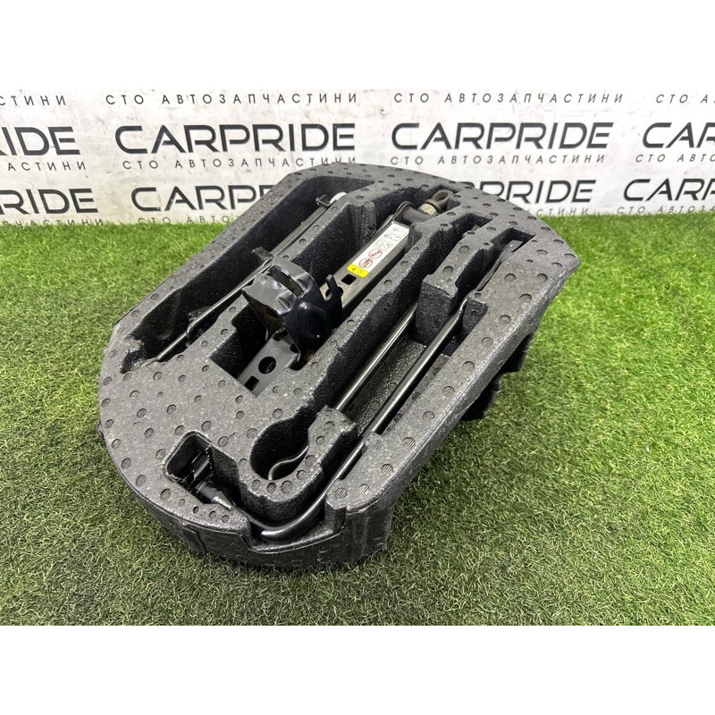 Комплект инструмента (аксессуары) Jeep Grand Cherokee WK2 2018 3.6 68332817AB