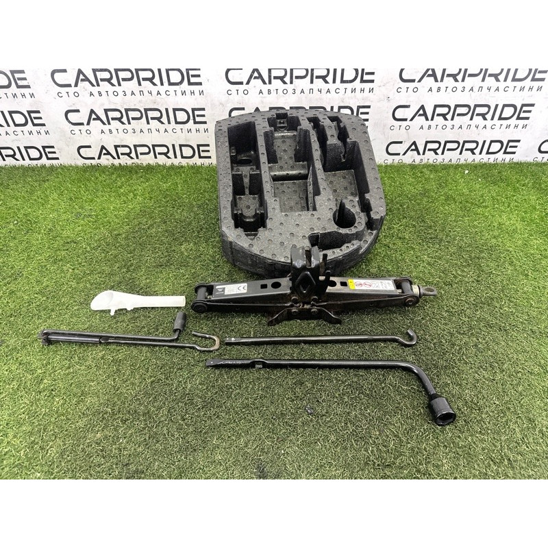 Комплект инструмента (аксессуары) Jeep Grand Cherokee WK2 2018 3.6 68332817AB