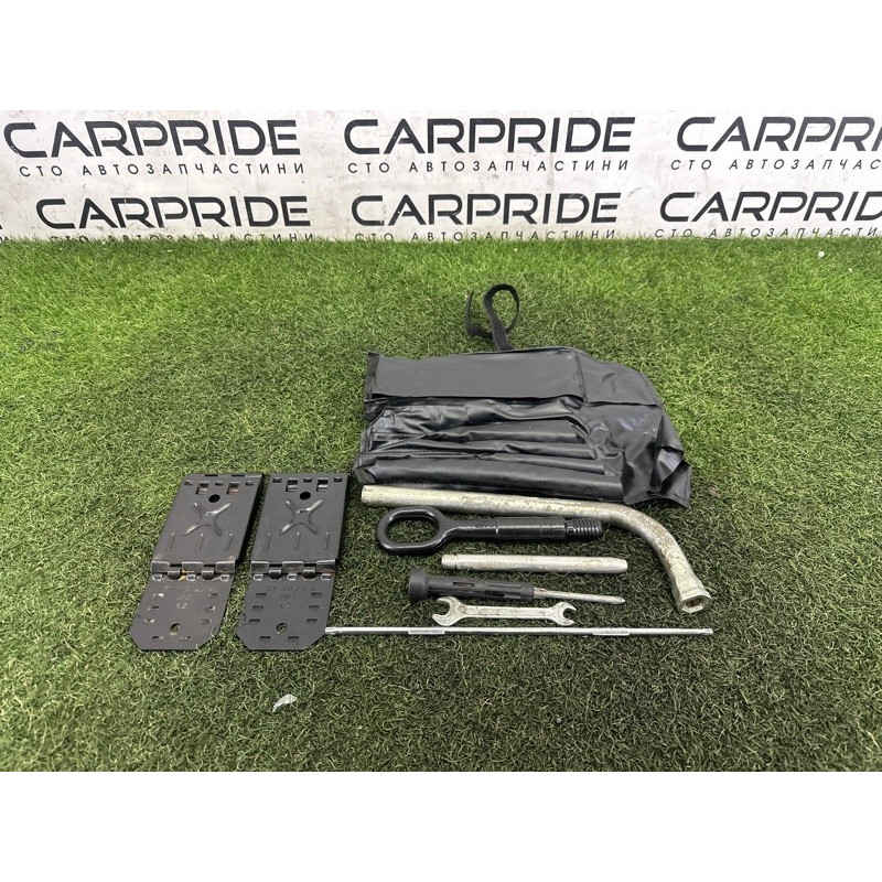 Комплект инструмента (аксессуары) AUDI Q5 8R 2012 3.2 8k0805615