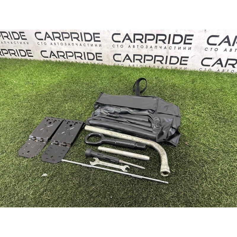 Комплект инструмента (аксессуары) AUDI Q5 8R 2012 3.2 8k0805615