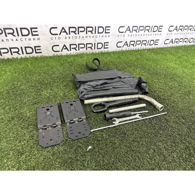 Комплект инструмента (аксессуары) AUDI Q5 8R 2012 3.2 8k0805615