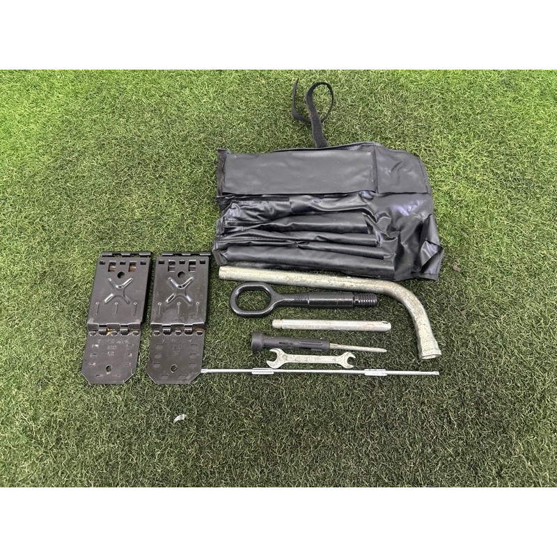 Комплект инструмента (аксессуары) AUDI Q5 8R 2012 3.2 8k0805615