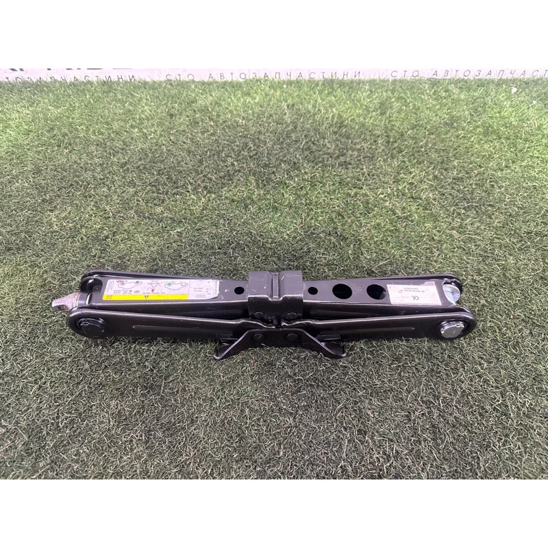 Домкрат (аксессуары) AUDI A4 B9 2017 2.0 TFSI 8W0011031C