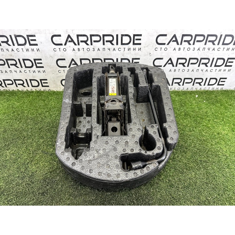 Комплект инструмента (аксессуары) Jeep Grand Cherokee WK2 2014 3.0 Diesel 68068665AC