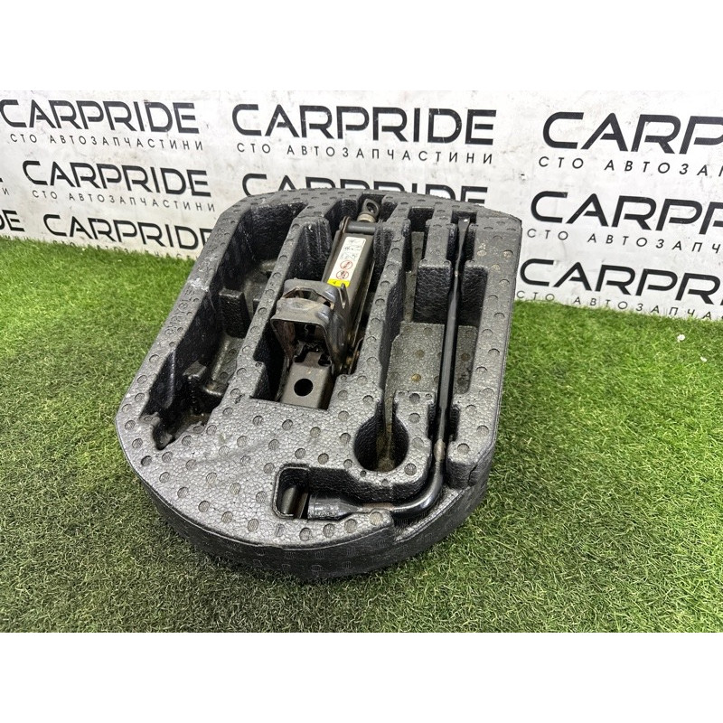 Комплект инструмента (аксессуары) Jeep Grand Cherokee WK2 2014 3.0 Diesel 68068665AC