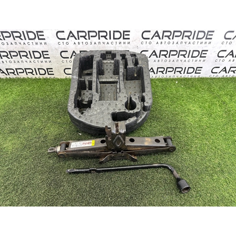 Комплект инструмента (аксессуары) Jeep Grand Cherokee WK2 2014 3.0 Diesel 68068665AC