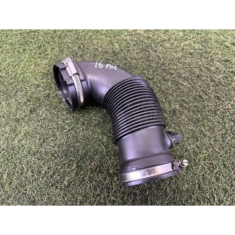 Патрубок воздушного фильтра (впускная система) AUDI A4 B9 2017 2.0 TFSI 06L129629A