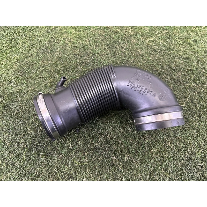 Патрубок воздушного фильтра (впускная система) AUDI A4 B9 2017 2.0 TFSI 06L129629A