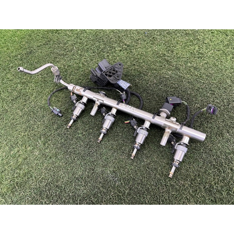 Топливная рампа (топливная система) AUDI A3 8V 2016 1.8 CNSB 06K133317G