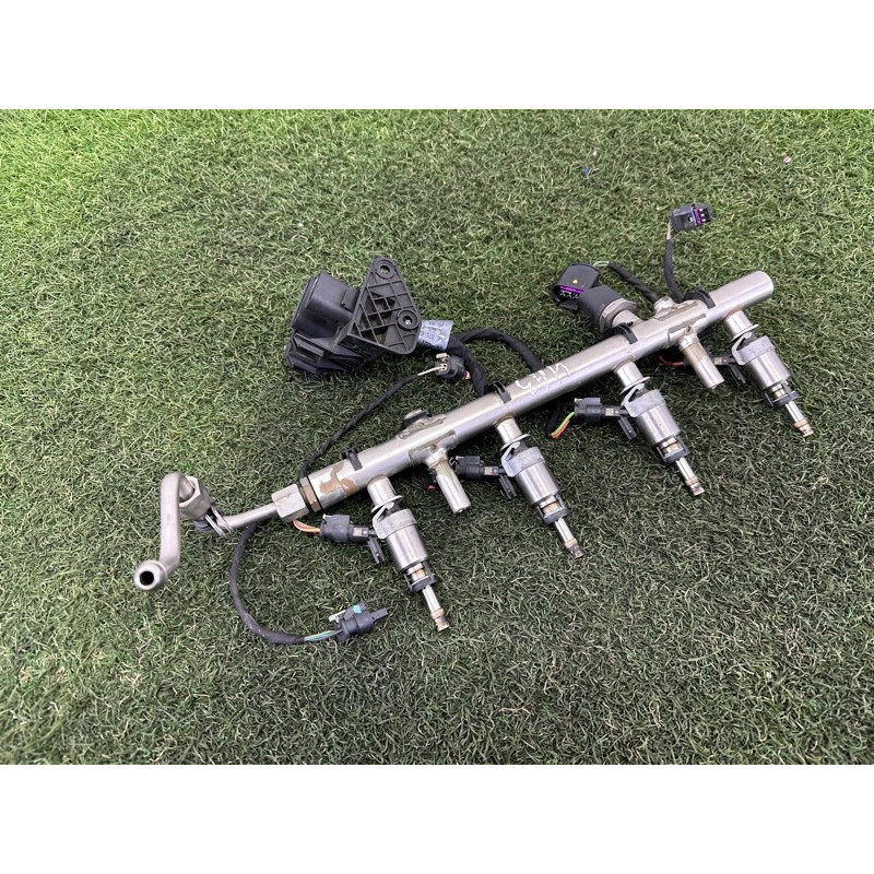 Топливная рампа (топливная система) AUDI A3 8V 2016 1.8 CNSB 06K133317G