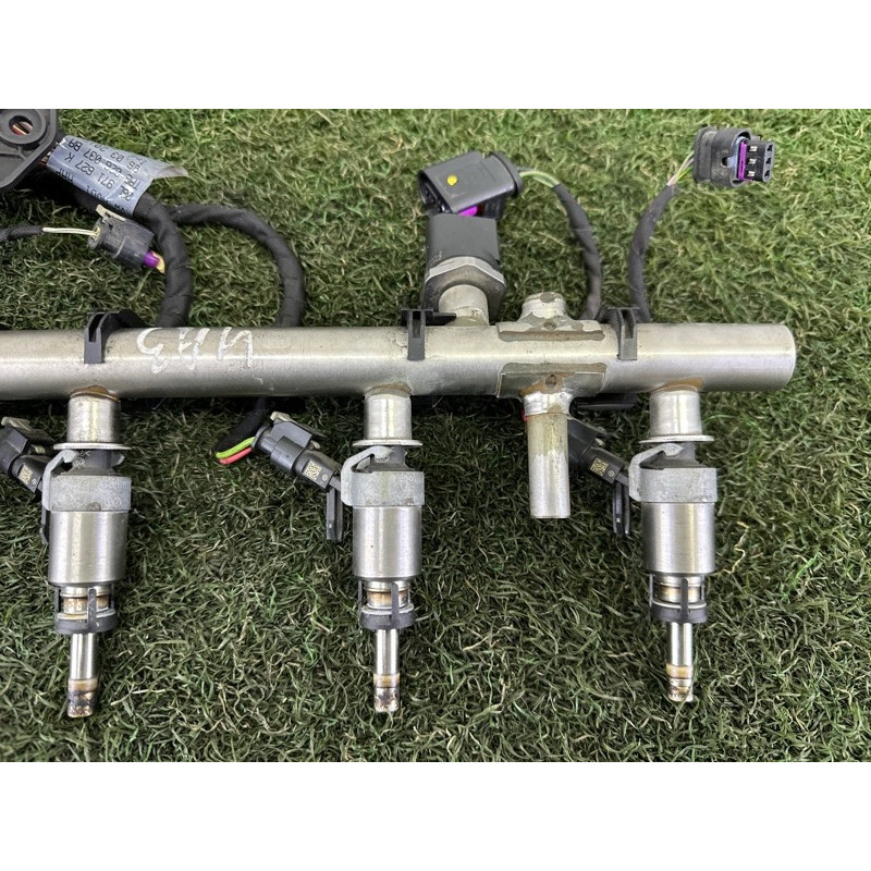 Топливная рампа (топливная система) AUDI A3 8V 2016 1.8 CNSB 06K133317G