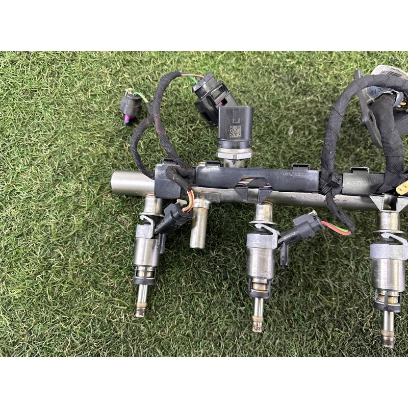 Топливная рампа (топливная система) AUDI A3 8V 2016 1.8 CNSB 06K133317G