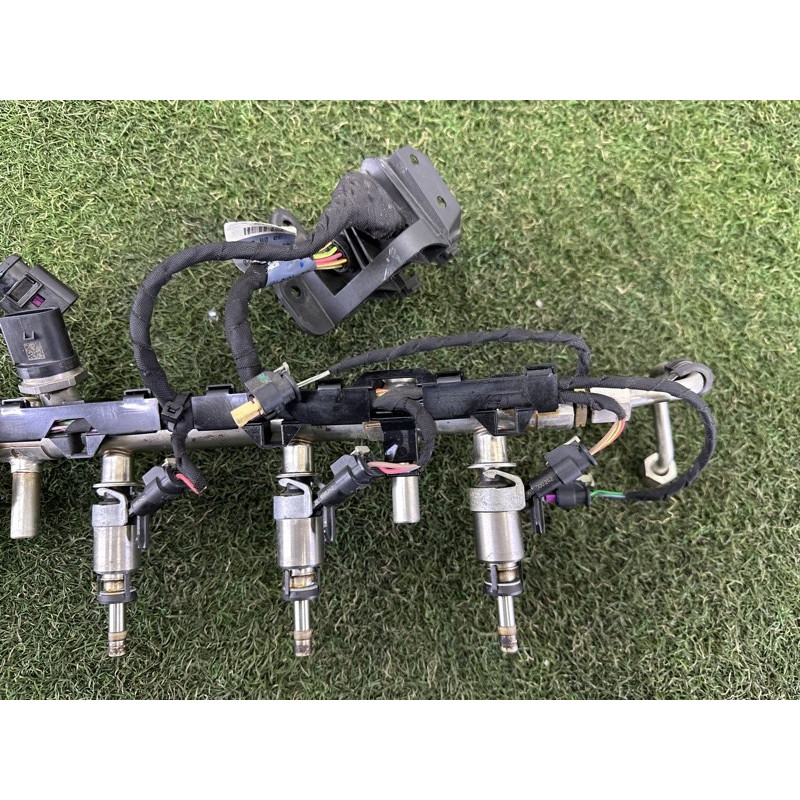 Топливная рампа (топливная система) AUDI A3 8V 2016 1.8 CNSB 06K133317G