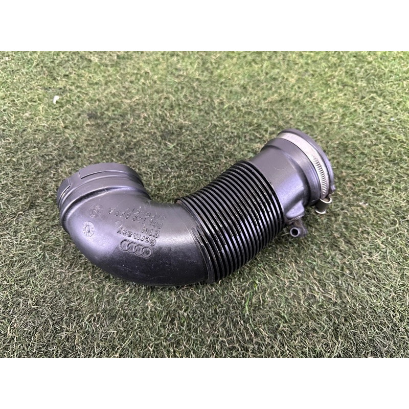 Патрубок воздушного фильтра (впускная система) AUDI A4 B9 2017 2.0 TFSI 06L129629A