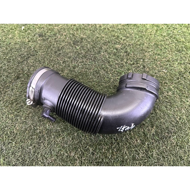 Патрубок воздушного фильтра (впускная система) AUDI A4 B9 2017 2.0 TFSI 06L129629A