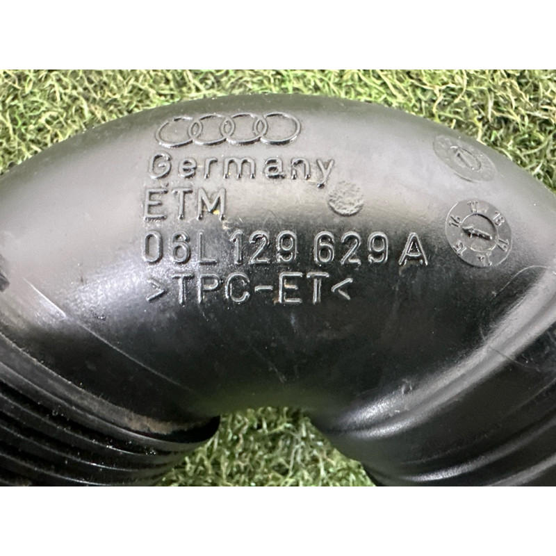 Патрубок воздушного фильтра (впускная система) AUDI A4 B9 2017 2.0 TFSI 06L129629A