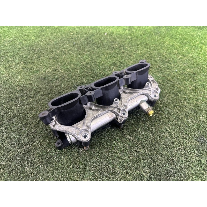 Впускний колектор (подача палива) AUDI Q5 8R 2010 3.2 CALB 06E133125D