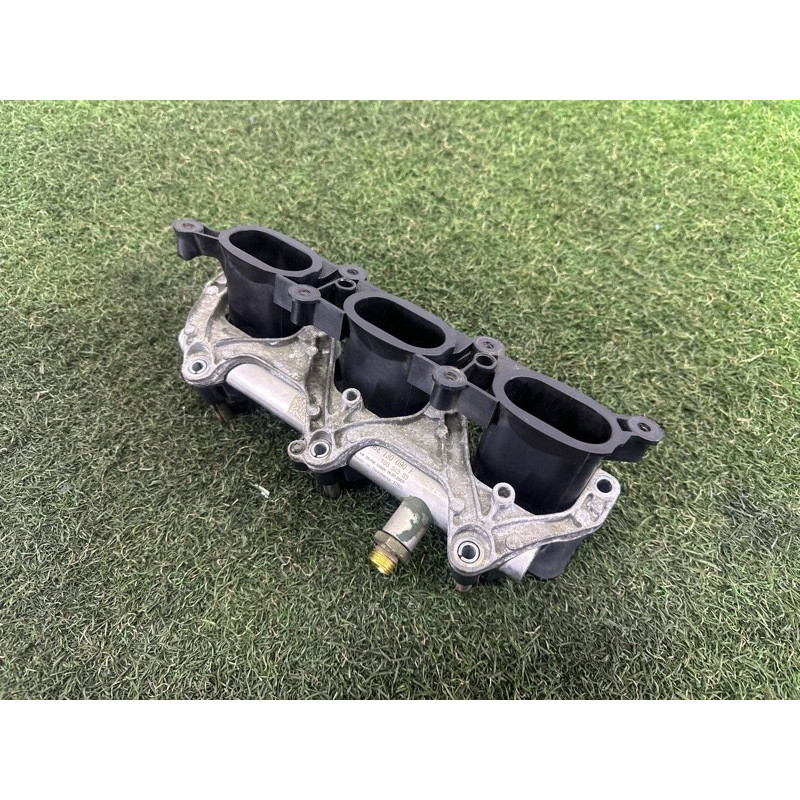 Впускний колектор (подача палива) AUDI Q5 8R 2010 3.2 CALB 06E133125D