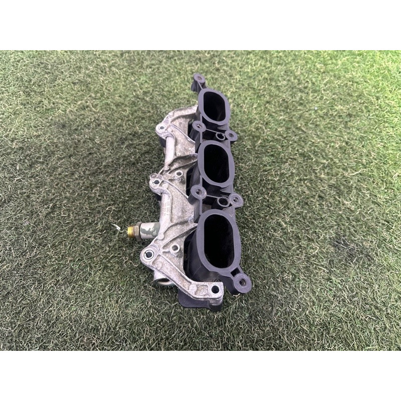 Впускний колектор (подача палива) AUDI Q5 8R 2010 3.2 CALB 06E133125D