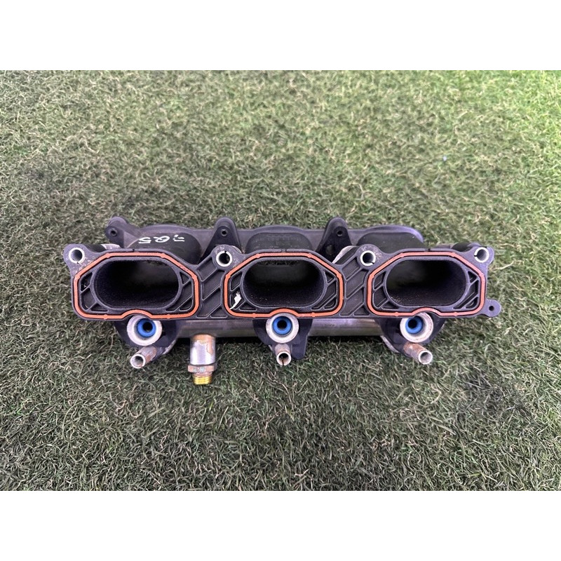 Впускний колектор (подача палива) AUDI Q5 8R 2010 3.2 CALB 06E133125D