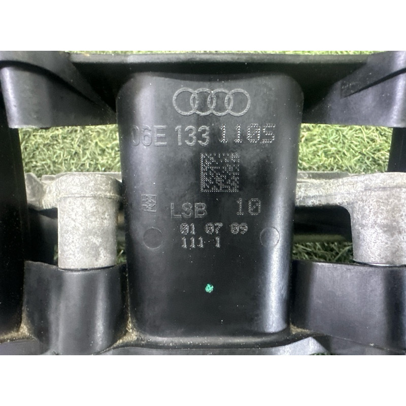 Впускний колектор (подача палива) AUDI Q5 8R 2010 3.2 CALB 06E133125D