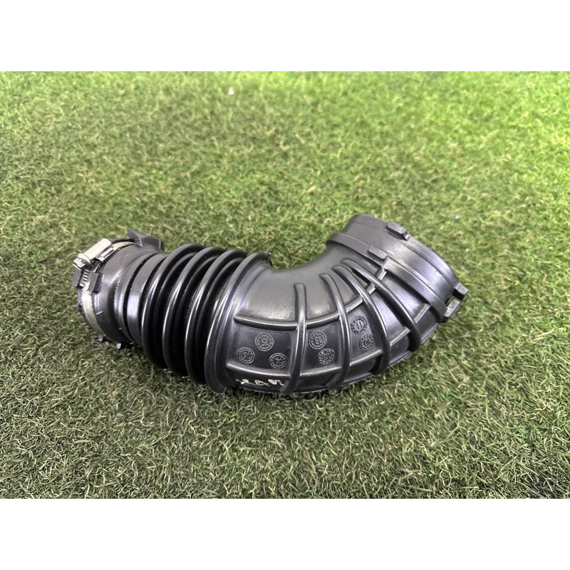 Патрубок воздушного фильтра (впускная система) AUDI A4 B8 2013 2.0 TFSI 06H129629E