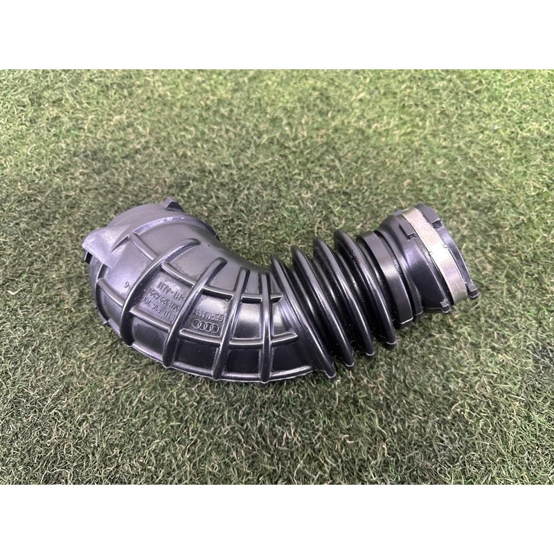 Патрубок воздушного фильтра (впускная система) AUDI A4 B8 2013 2.0 TFSI 06H129629E