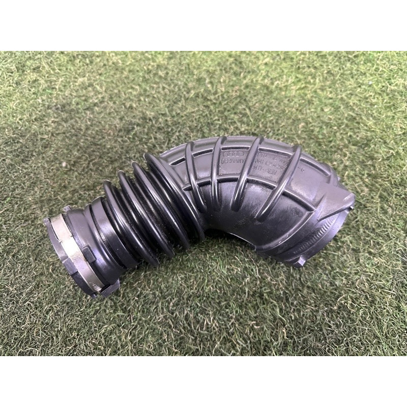 Патрубок воздушного фильтра (впускная система) AUDI A4 B8 2013 2.0 TFSI 06H129629E