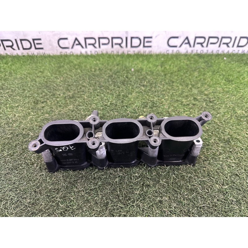 Впускний колектор (подача палива) AUDI Q5 8R 2010 3.2 CALB 06E133125D