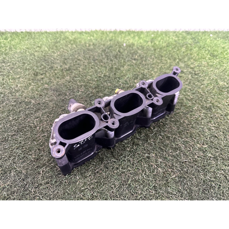 Впускний колектор (подача палива) AUDI Q5 8R 2010 3.2 CALB 06E133125D