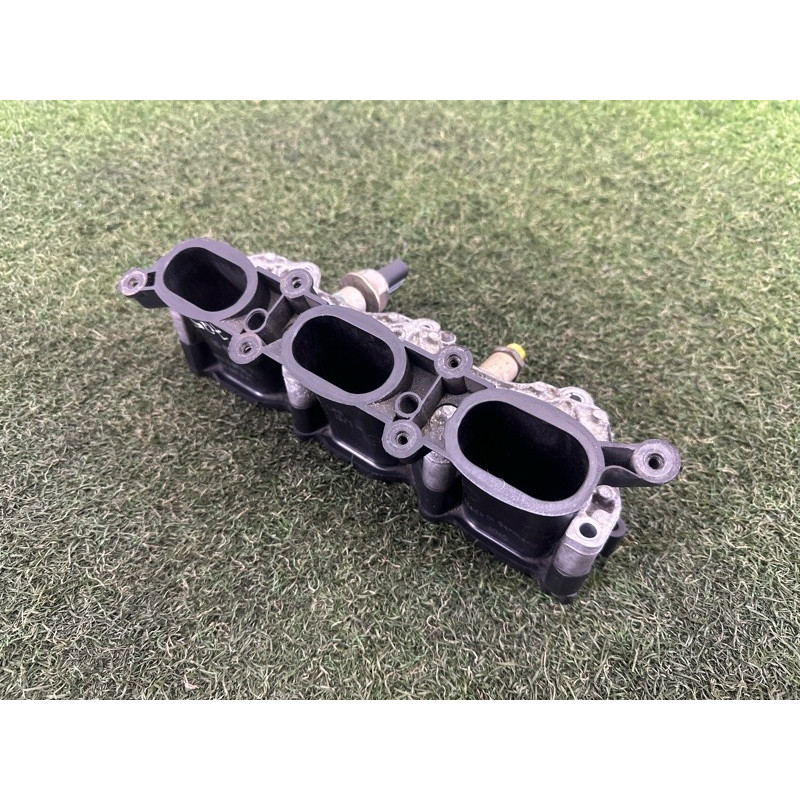 Впускний колектор (подача палива) AUDI Q5 8R 2010 3.2 CALB 06E133125D