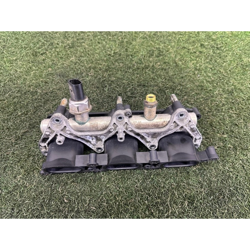 Впускний колектор (подача палива) AUDI Q5 8R 2010 3.2 CALB 06E133125D