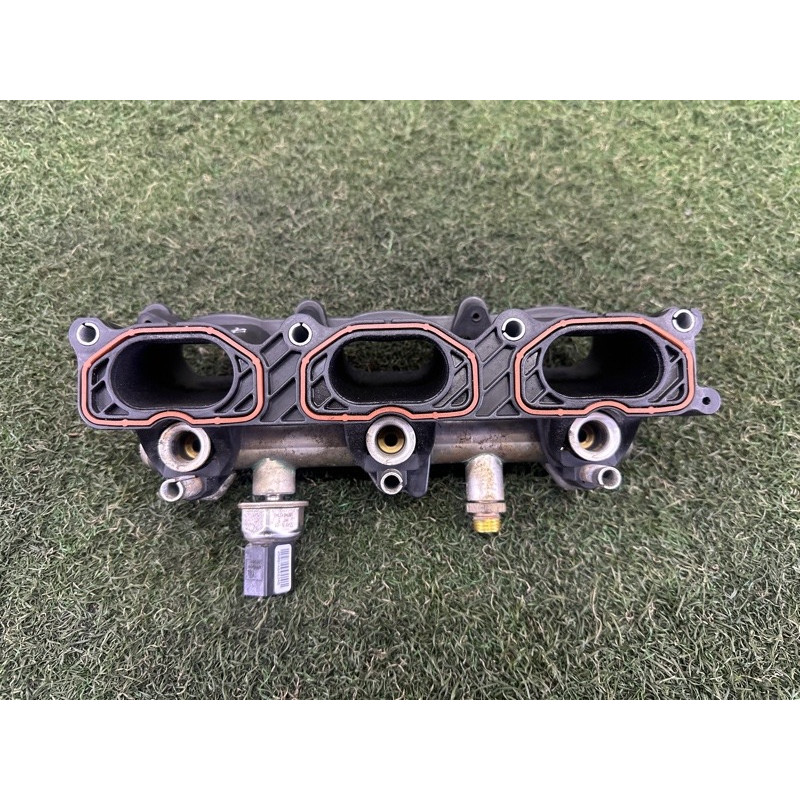 Впускний колектор (подача палива) AUDI Q5 8R 2010 3.2 CALB 06E133125D