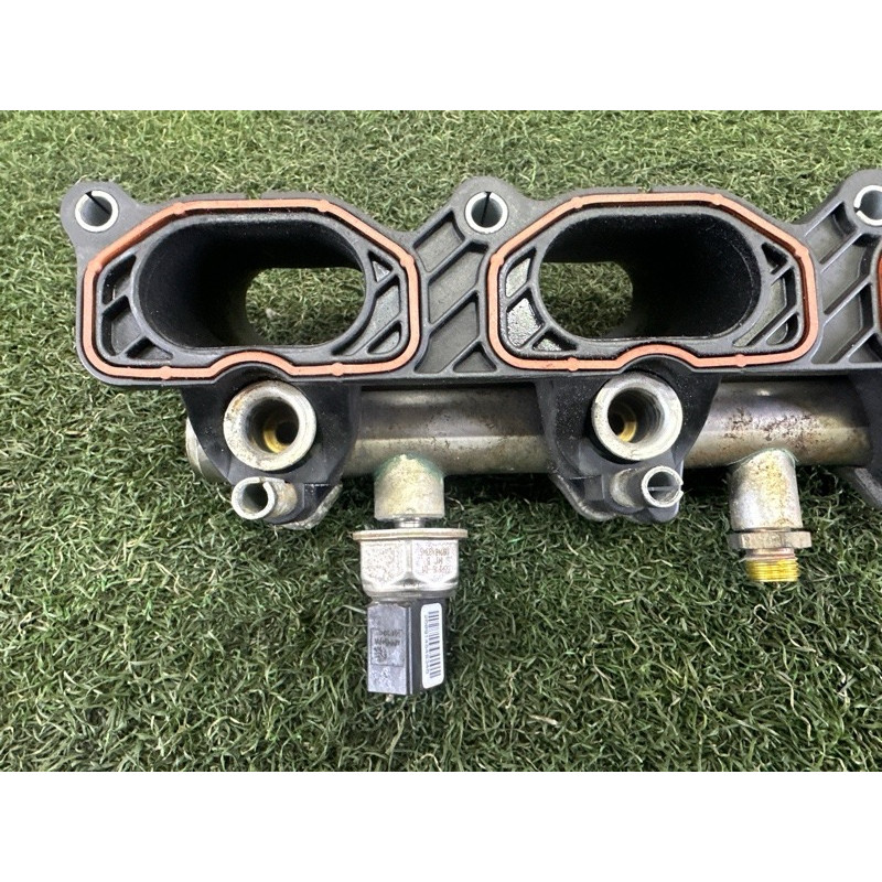 Впускний колектор (подача палива) AUDI Q5 8R 2010 3.2 CALB 06E133125D