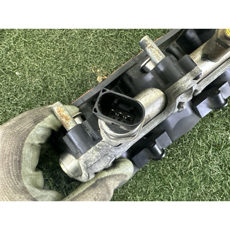 Впускний колектор (подача палива) AUDI Q5 8R 2010 3.2 CALB 06E133125D