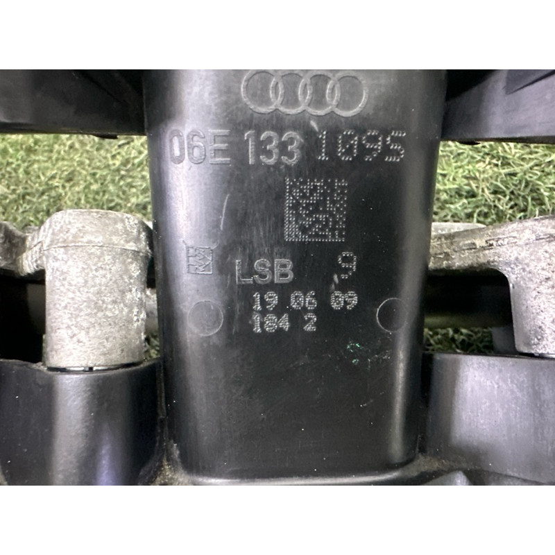 Впускний колектор (подача палива) AUDI Q5 8R 2010 3.2 CALB 06E133125D