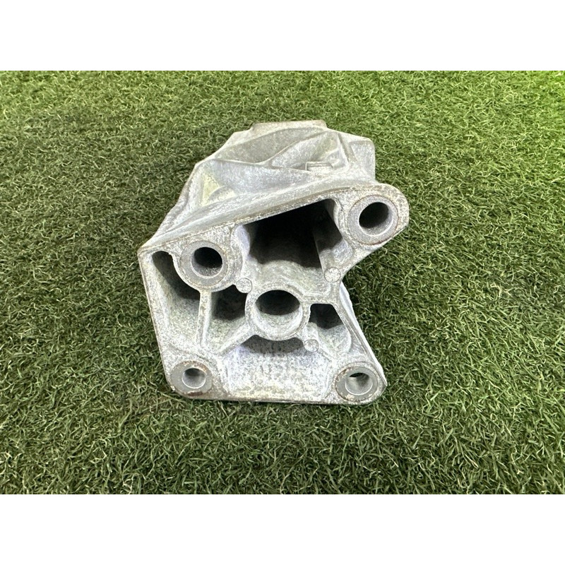 Кронштейн подушки двигателя (кронштейны двигателя) LAND ROVER RANGE ROVER Sport L494 2016 3.0 Diesel LR033181