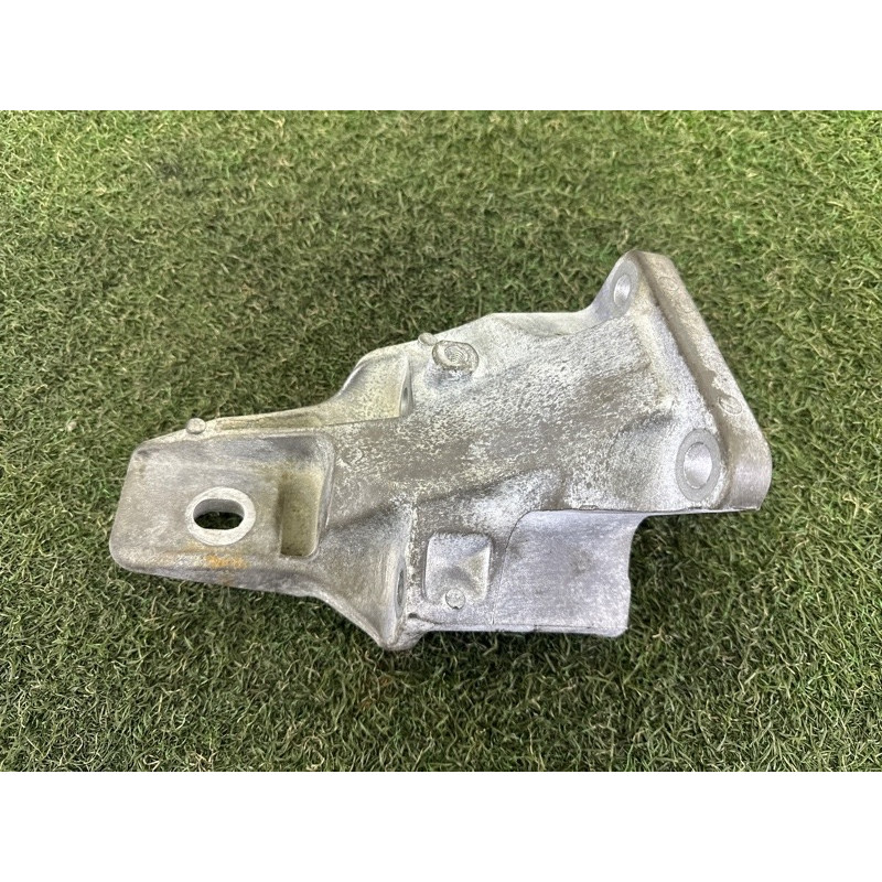 Кронштейн подушки двигателя (кронштейны двигателя) LAND ROVER RANGE ROVER Sport L494 2016 3.0 Diesel LR033181