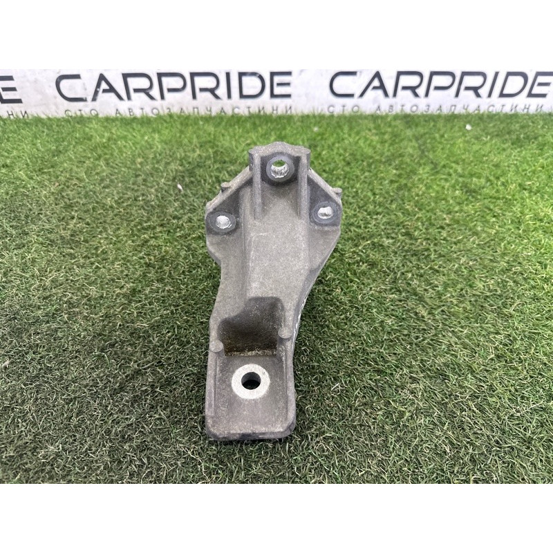 Кронштейн подушки двигателя (кронштейны двигателя) LAND ROVER RANGE ROVER Sport L494 2016 3.0 Diesel LR033184