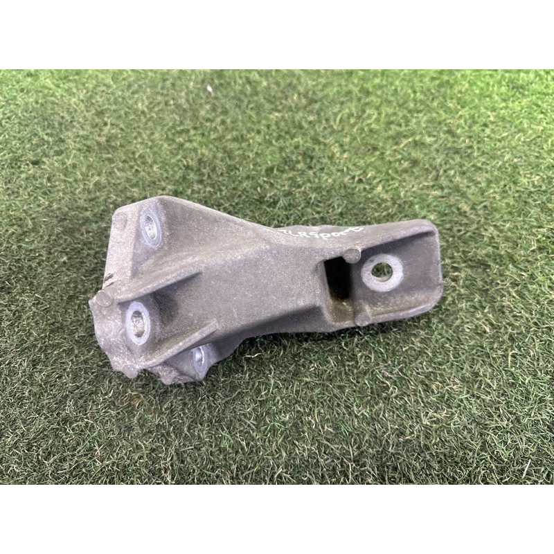 Кронштейн подушки двигателя (кронштейны двигателя) LAND ROVER RANGE ROVER Sport L494 2016 3.0 Diesel LR033184