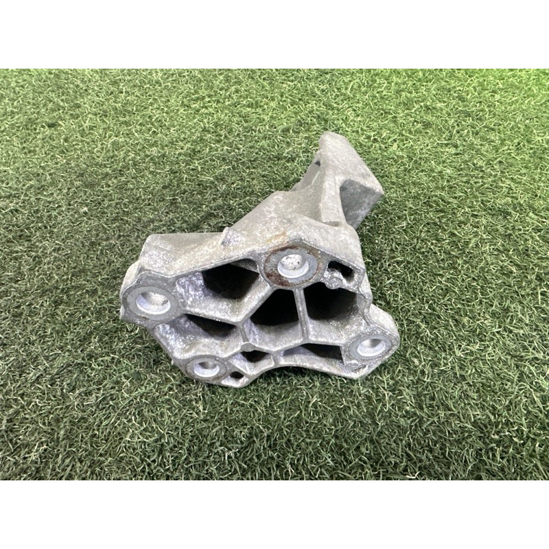 Кронштейн подушки двигателя (кронштейны двигателя) LAND ROVER RANGE ROVER Sport L494 2016 3.0 Diesel LR033184