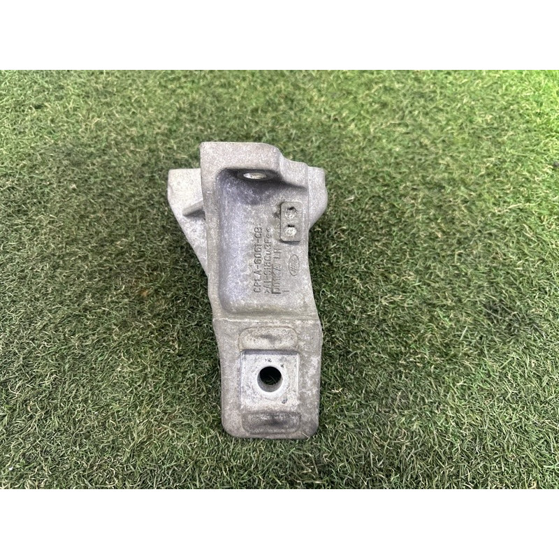 Кронштейн подушки двигателя (кронштейны двигателя) LAND ROVER RANGE ROVER Sport L494 2016 3.0 Diesel LR033184