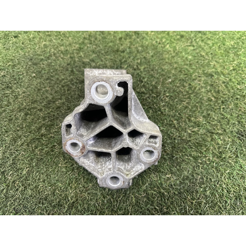 Кронштейн подушки двигателя (кронштейны двигателя) LAND ROVER RANGE ROVER Sport L494 2016 3.0 Diesel LR033184