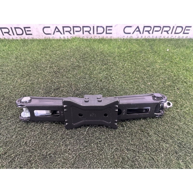 Домкрат (аксессуары) AUDI A4 B9 2018 2.0 DBPA 8W0011031C