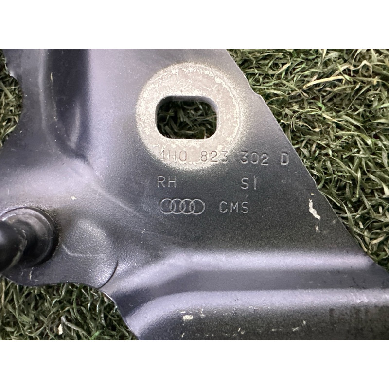 Петля капота (кузов и элементы) AUDI A8 D4 2011 4.2 CDRA 4H0823302D