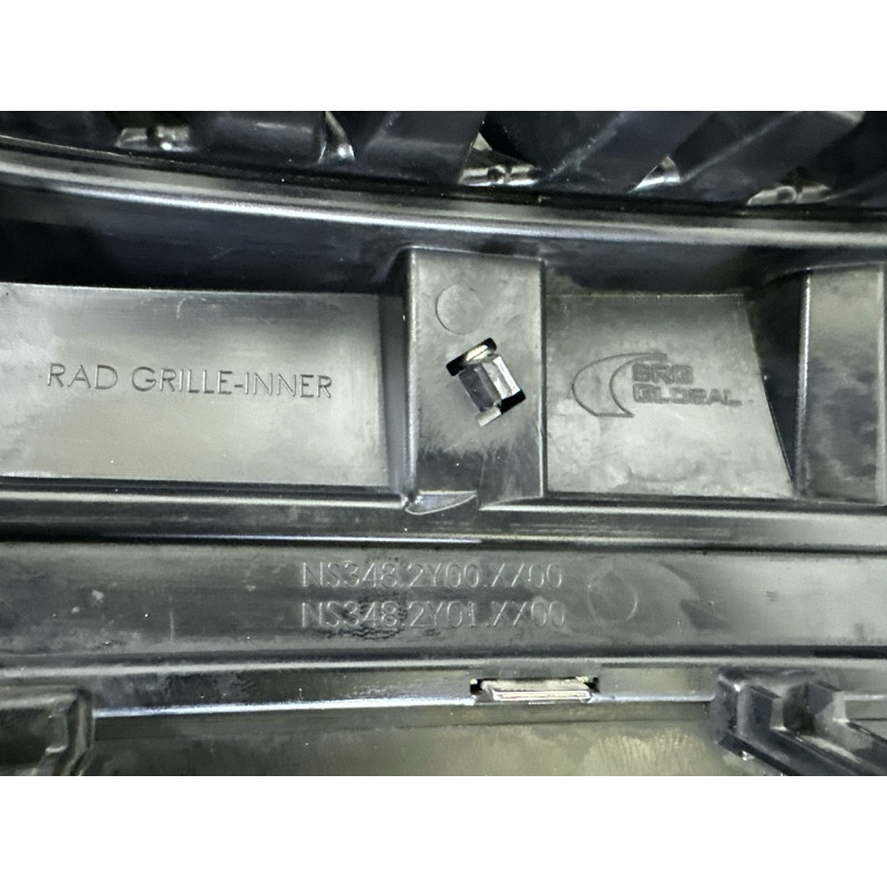 Решетка радиатора (наружные элементы кузова) Nissan Rogue T33 2021 2.5 PR25DD 623106RR0B