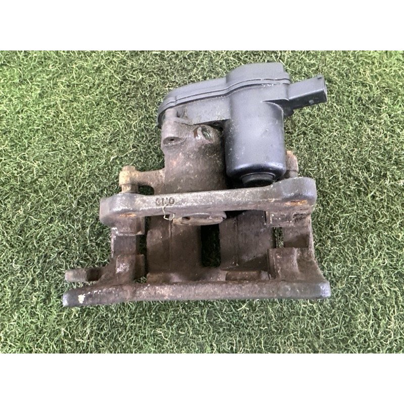 Суппорт тормозной (тормозная система) AUDI A4 B8 2013 2.0 TFSI 8K0615404E