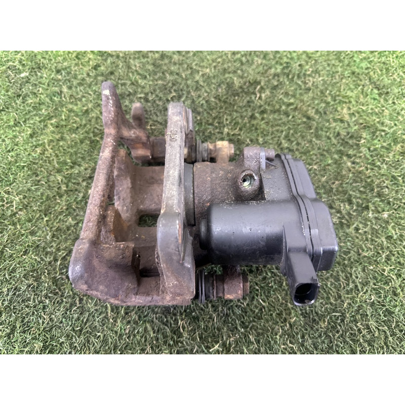 Суппорт тормозной (тормозная система) AUDI A4 B8 2013 2.0 TFSI 8K0615404E